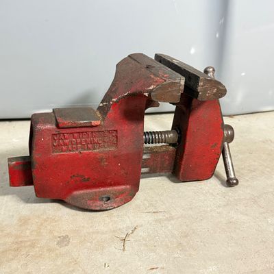 LOT 79G: Vintage Wilton Red Bench Vice