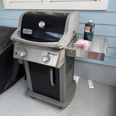 LOT 124L: Weber Spirit Grill