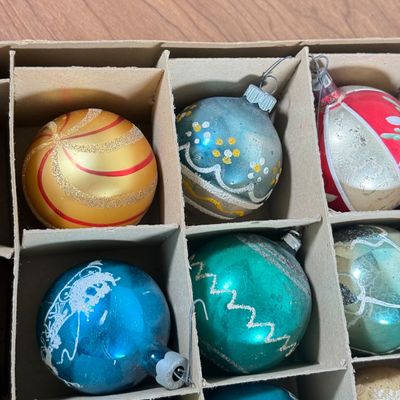 LOT 142F: Vintage Glass Christmas Tree Ornaments: Shiny Brite & More