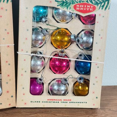 LOT 146F: Vintage Glass Christmas Ornaments: Shiny Brite & More