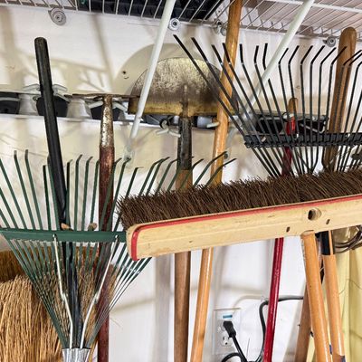 LOT 121G: Yard Tools: Shovel, Brooms, Rakes