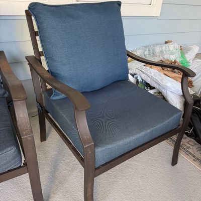 LOT 126L: 4-Piece Patio Set w Cushions & Covers
