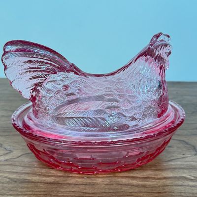 LOT 34F: Vintage Longaberger Cranberry Glass Hen on a Nest (6")