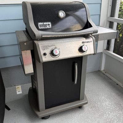LOT 124L: Weber Spirit Grill