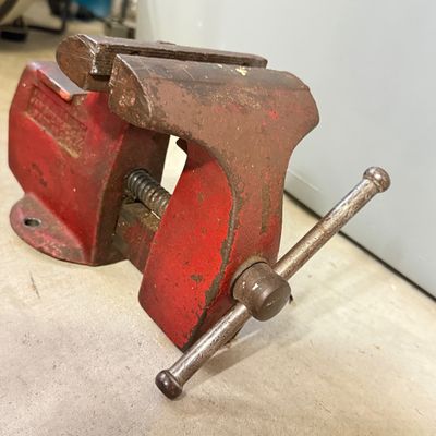 LOT 79G: Vintage Wilton Red Bench Vice