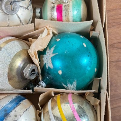LOT 143F: Vintage Glass Christmas Ornaments in Boxes: Shiny Brite & More