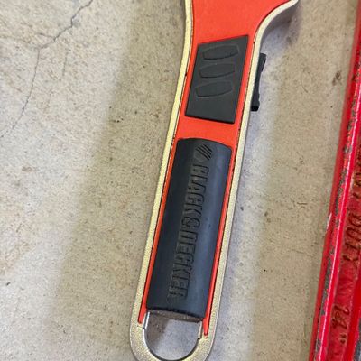 LOT 95G: Heavy Duty Pi[e Wrench & Adjustable Wrenches