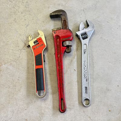 LOT 95G: Heavy Duty Pi[e Wrench & Adjustable Wrenches
