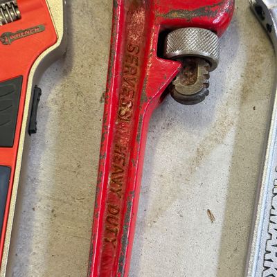 LOT 95G: Heavy Duty Pi[e Wrench & Adjustable Wrenches