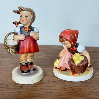 LOT 6F: Pair of Vintage Goebel Hummels: 57/0 Chick Girl & 96 Little Shopper