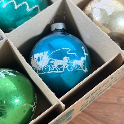 LOT 142F: Vintage Glass Christmas Tree Ornaments: Shiny Brite & More