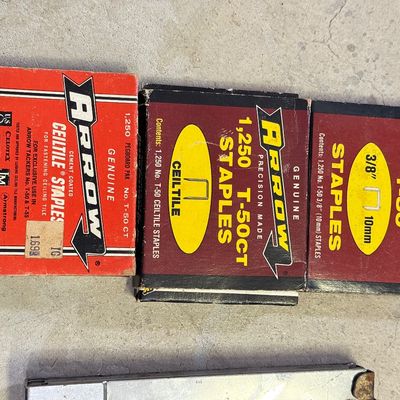 LOT 100G: Heavy Duty Stapler & Staples