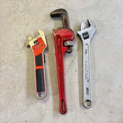 LOT 95G: Heavy Duty Pi[e Wrench & Adjustable Wrenches