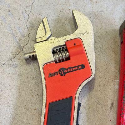 LOT 95G: Heavy Duty Pi[e Wrench & Adjustable Wrenches