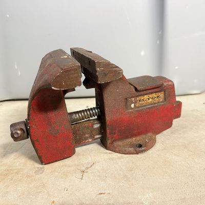 LOT 79G: Vintage Wilton Red Bench Vice