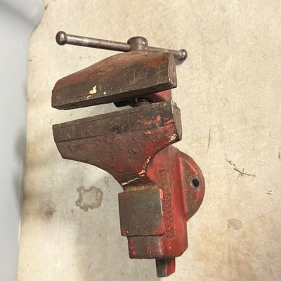 LOT 79G: Vintage Wilton Red Bench Vice