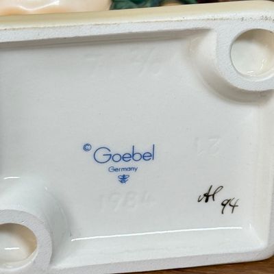 LOT 9F: Vintage Goebel Hummel 71/2/0 Stormy Weather Figurine w Box