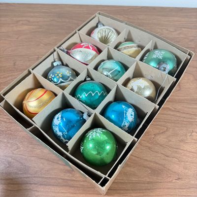LOT 142F: Vintage Glass Christmas Tree Ornaments: Shiny Brite & More