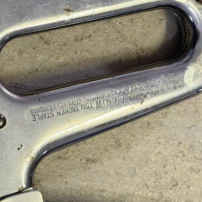 LOT 100G: Heavy Duty Stapler & Staples