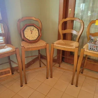 4 nice high top stools 