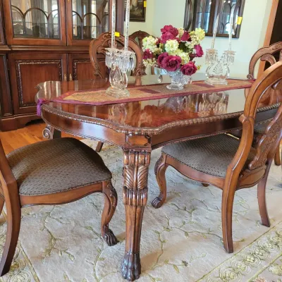 Dining Table with 6 chairs and 2 leaves 
