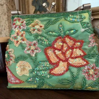 Green beaded and sequined floral evening handbag with kiss clasp