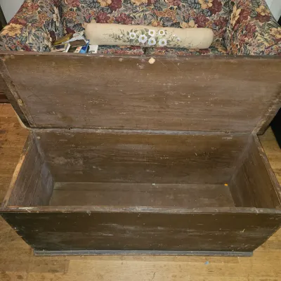 Antique 6 board chest with Snipe Hinges