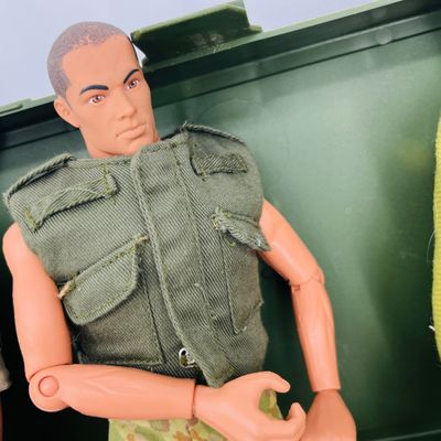 Lot 90 GI JOE plastic foot locker with 3 figures