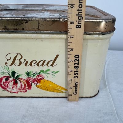 Lot 9 Vintage bread box