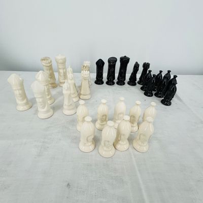 Lot 29 Ceramic chess pieces