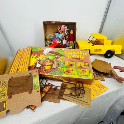 Lot 100 Sunshine Family items