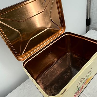 Lot 9 Vintage bread box