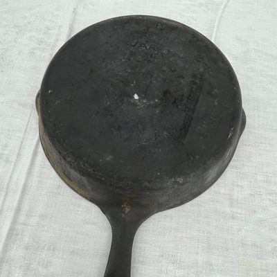 Lot 4 Wagner #8 Skillet