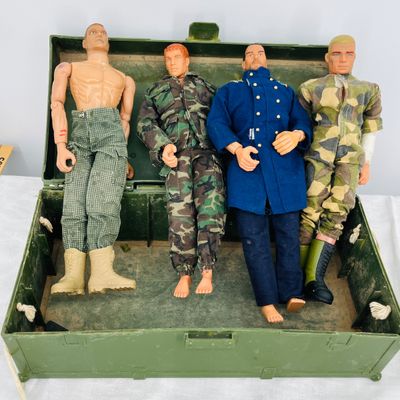 Lot 91 GI JOE foot locker with 4 action figures