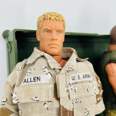 Lot 90 GI JOE plastic foot locker with 3 figures