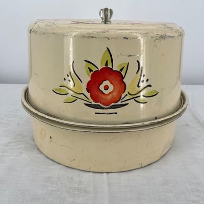 Lot 12 Vintage deluxe cake carrier