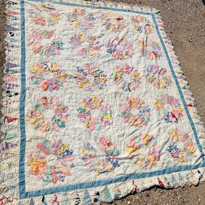 Lot 148 Vintage Dresden Plate Quilt