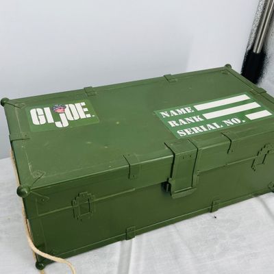 Lot 90 GI JOE plastic foot locker with 3 figures