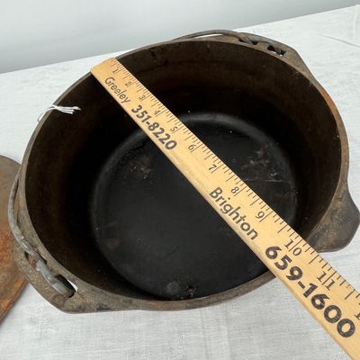 Lot 3 Lodge Dutch oven