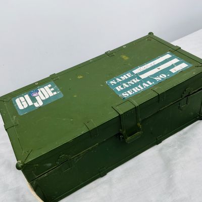Lot 91 GI JOE foot locker with 4 action figures