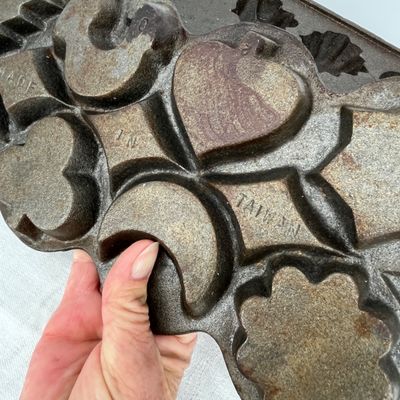 Lot 8 Cast Iron baking pans