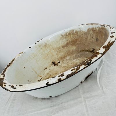 Lot 46 Graniteware oval baby bath