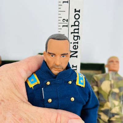 Lot 91 GI JOE foot locker with 4 action figures