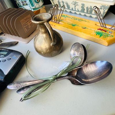 Lot 146 Junk drawer assortment
