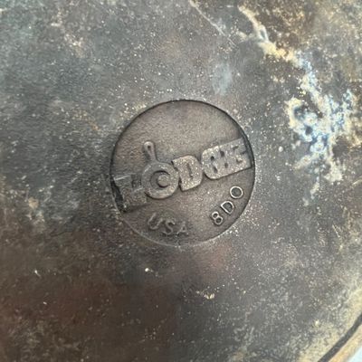 Lot 3 Lodge Dutch oven