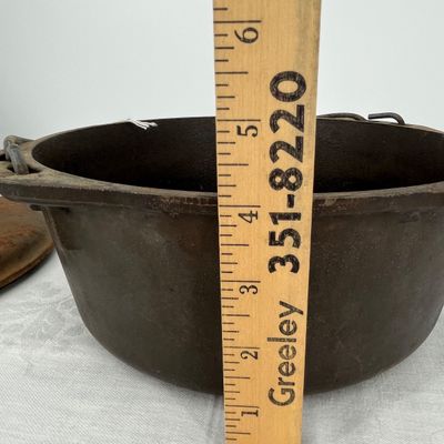 Lot 3 Lodge Dutch oven
