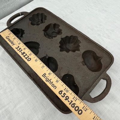 Lot 8 Cast Iron baking pans