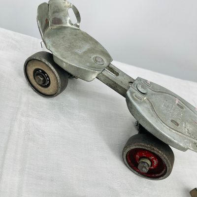 Lot 140 Roller skates