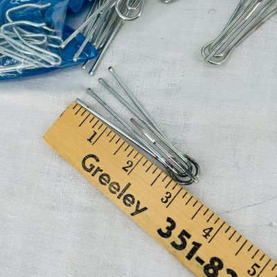 Lot 105 Bag of drapery hooks