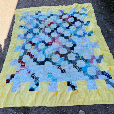 Lot 147 Drunkard's Path quilt